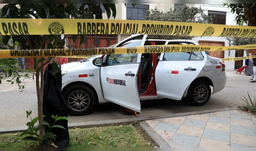 Policía recoge huellas y otros elementos que permitan ubicar a los asesinos. Policía recoge huellas y otros elementos que permitan ubicar a los asesinos.