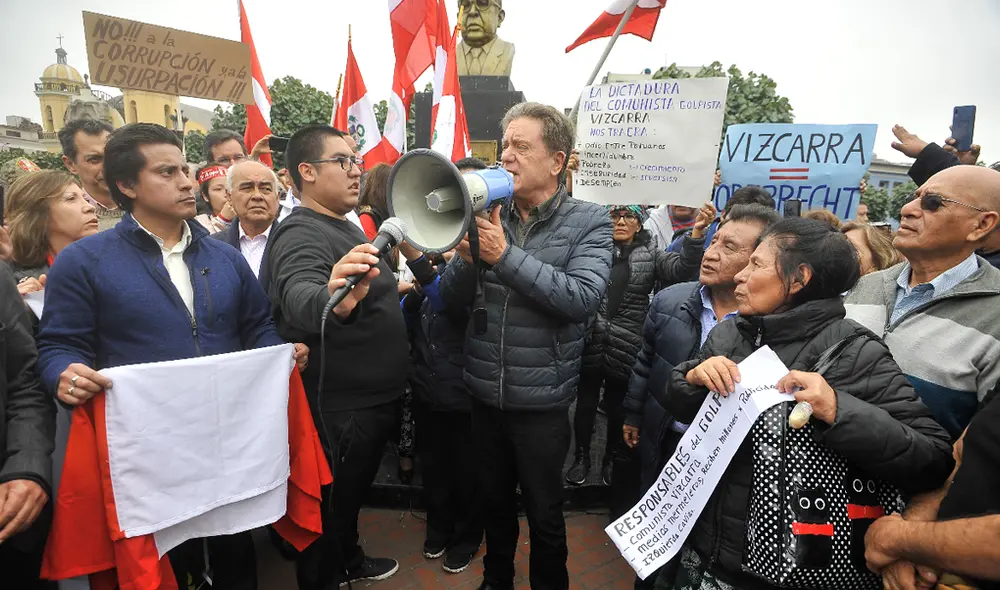 Extrabajadores del Congreso asistieron a plantón contra disolución