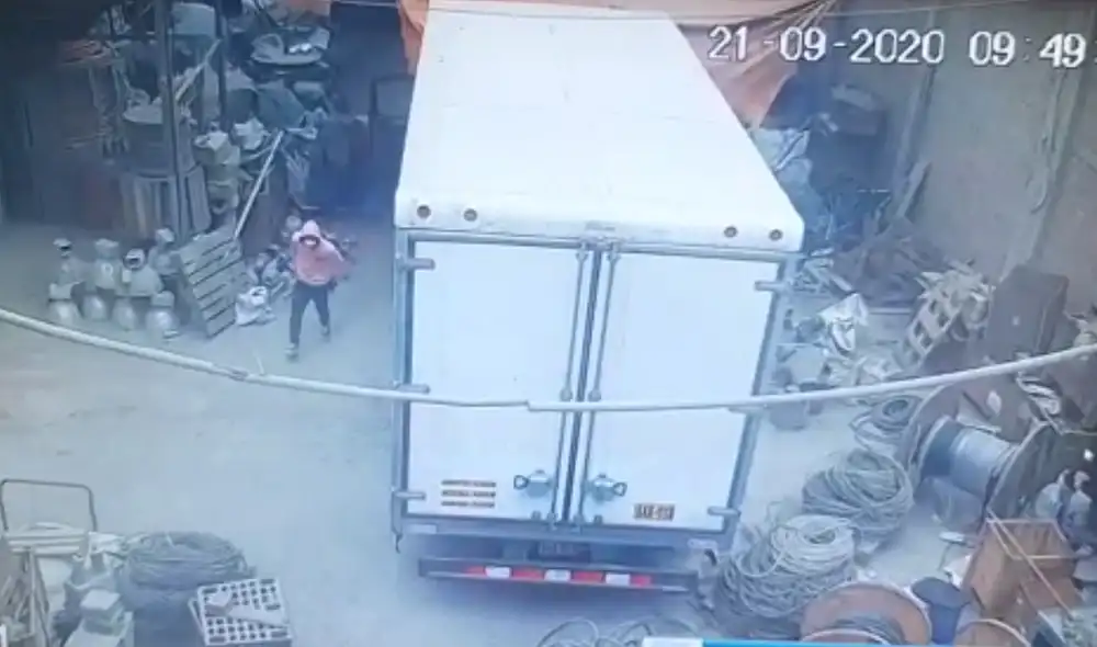 Cámaras de seguridad del almacén del la empresa captaron el accionar de los hampones. (Foto: Captura de video) Cámaras de seguridad del almacén del la empresa captaron el accionar de los hampones. (Foto: Captura de video)