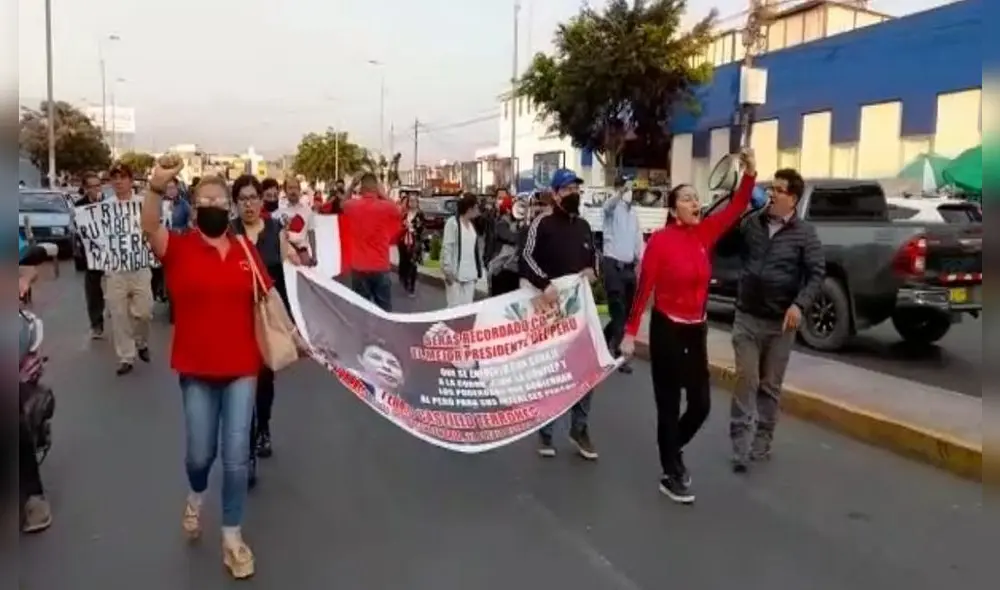 Colectivos de Trujillo exigen el cierre del Congreso. Foto: Alexander Flores / URPI - LR Colectivos de Trujillo exigen el cierre del Congreso. Foto: Alexander Flores / URPI - LR