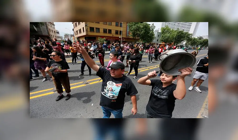 Jóvenes y adultos formaron parte de la protesta ciudadana en Chile. Foto: Efe Jóvenes y adultos formaron parte de la protesta ciudadana en Chile. Foto: Efe