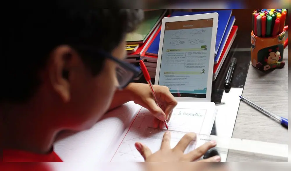 Los padres deben acompañar el aprendizaje de sus hijos durante las clases virtuales. (Foto: Referencial)
