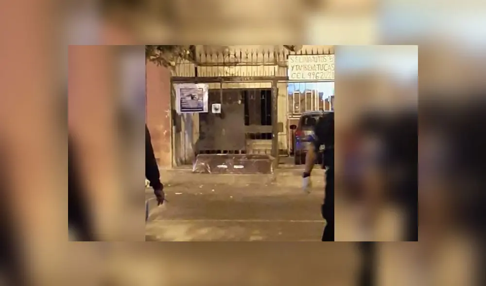 Testigos aseguran haber visto a dos personas abandonando el cajón. (Foto: Difusión) Testigos aseguran haber visto a dos personas abandonando el cajón. (Foto: Difusión)