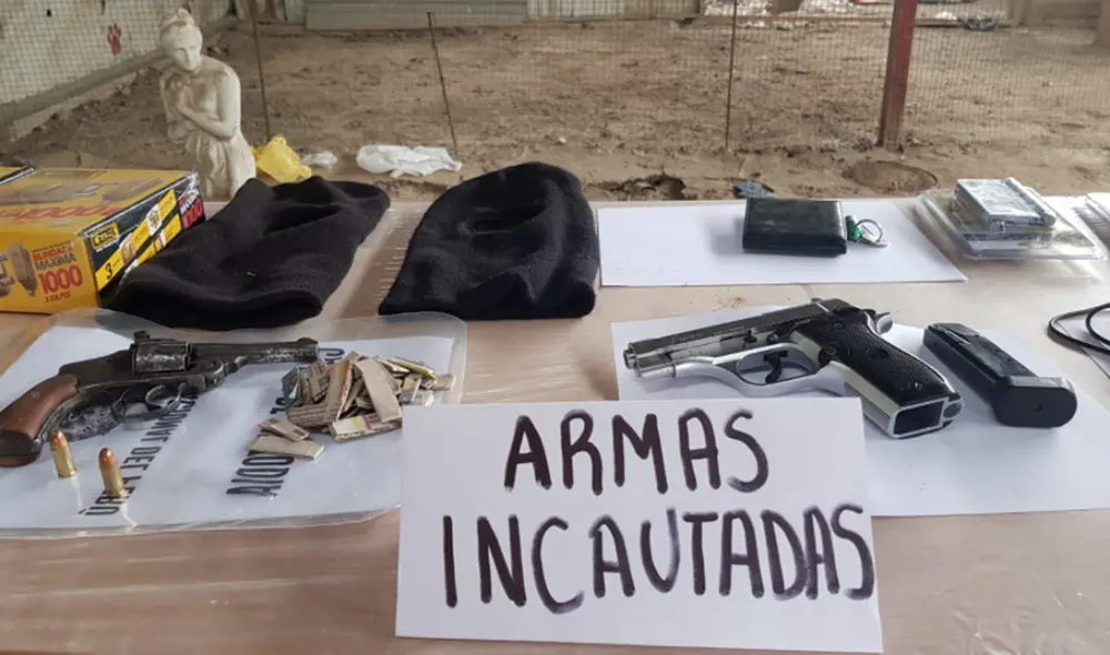 En poder de los delincuentes se halló 3 armas de fuego y 2 pasamontañas. Foto: Johann Klug / URPI - GLR