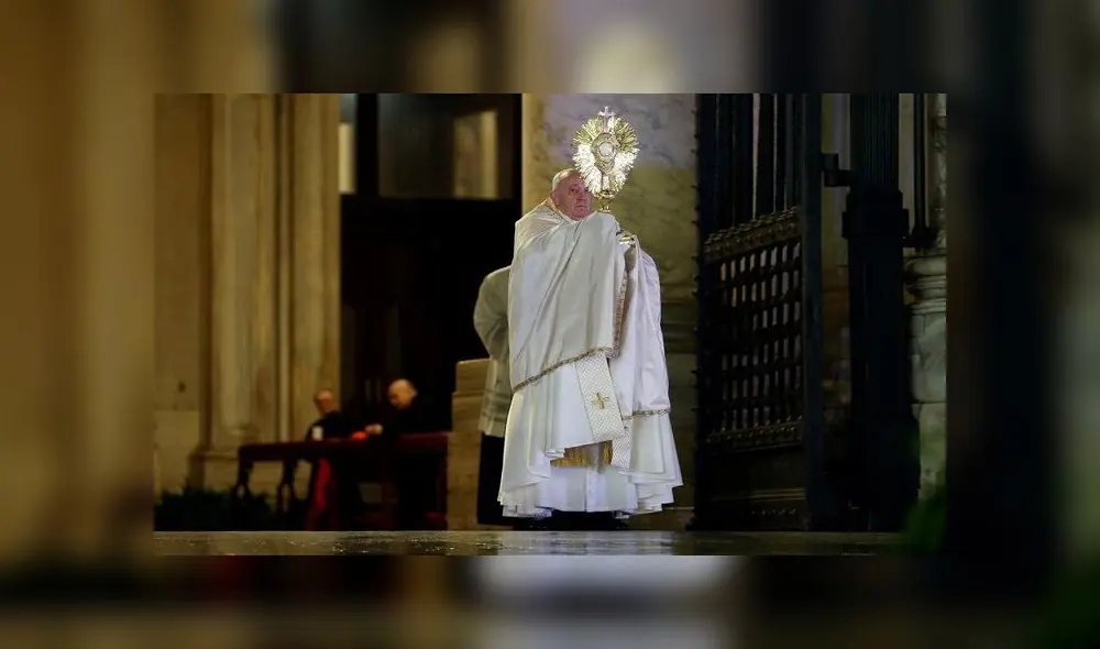 Fue una bendición urbi et orbi muy singular para el papa Francisco. Foto: EFE