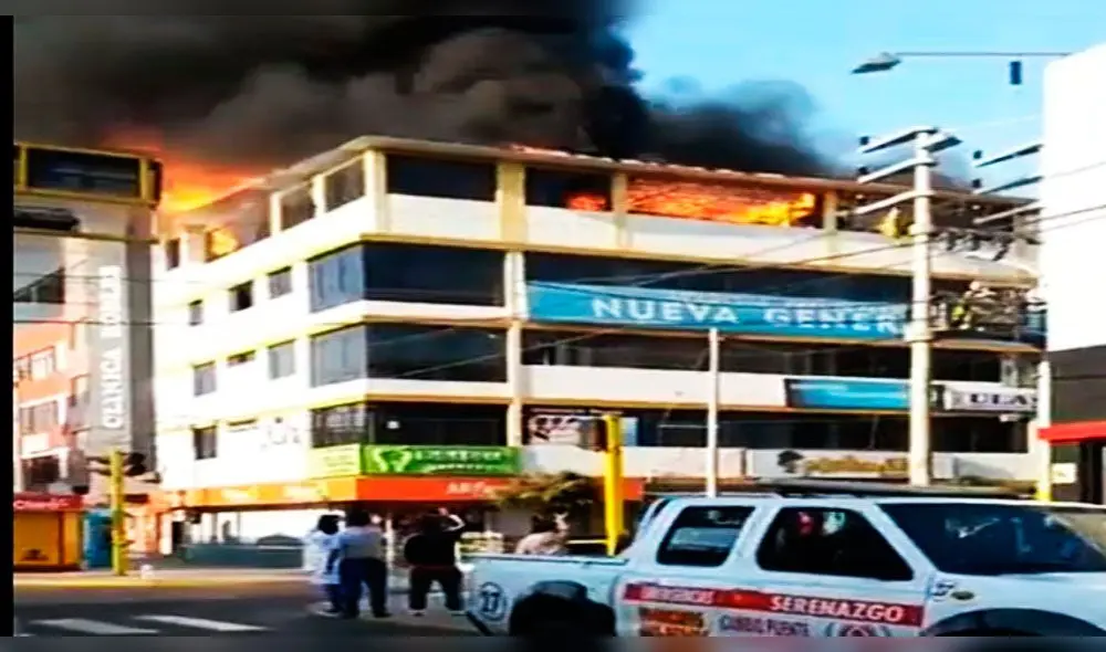 Chimbote: incendio consumió ambientes de academia preuniversitaria [VIDEO]