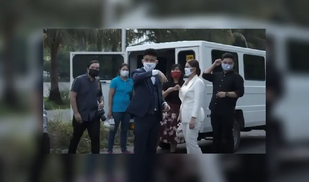 Desliza las imágenes para ver más detalles de esta conmovedora escena que es viral en YouTube. Desliza las imágenes para ver más detalles de esta conmovedora escena que es viral en YouTube.