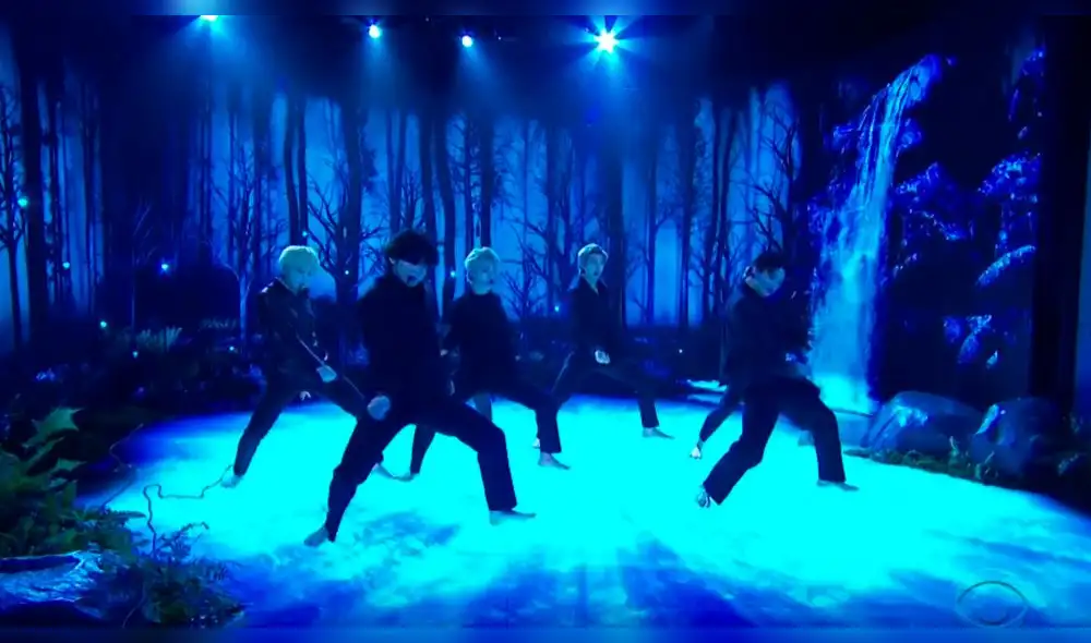 BTS durante su primera performance de Black Swan.