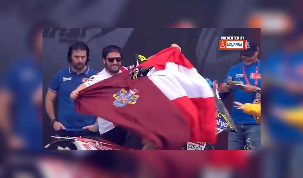 Sebastián Cavallero, piloto de motos arequipeño, llevó la bandera peruana a Arabia Saudita. Foto: captura