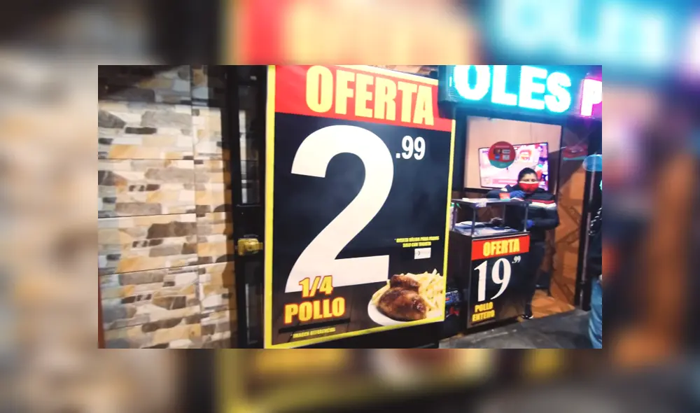 Unos jóvenes adquirieron esta peculiar oferta de Pollo a la brasa y mostraron como luce. Foto: YouTube Unos jóvenes adquirieron esta peculiar oferta de Pollo a la brasa y mostraron como luce. Foto: YouTube
