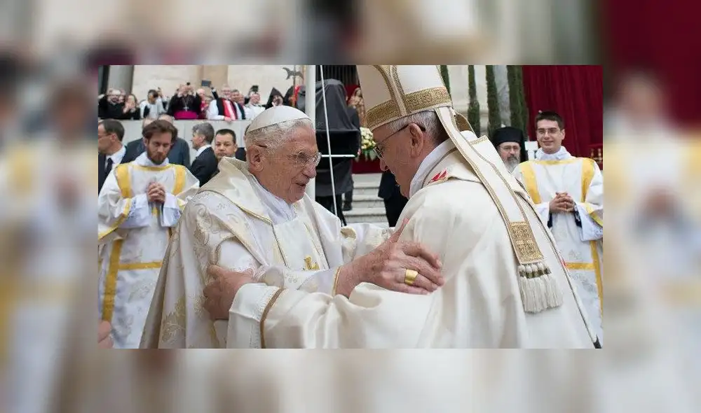 Benedicto XVI se opuso al papa Francisco sobre su decisión de levantar el celibato clerical. Benedicto XVI se opuso al papa Francisco sobre su decisión de levantar el celibato clerical.