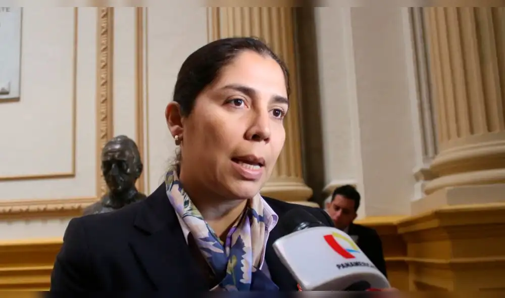 Letona advierte al Ejecutivo que PPK deberá "recortar o justificar" su viaje al extranjero