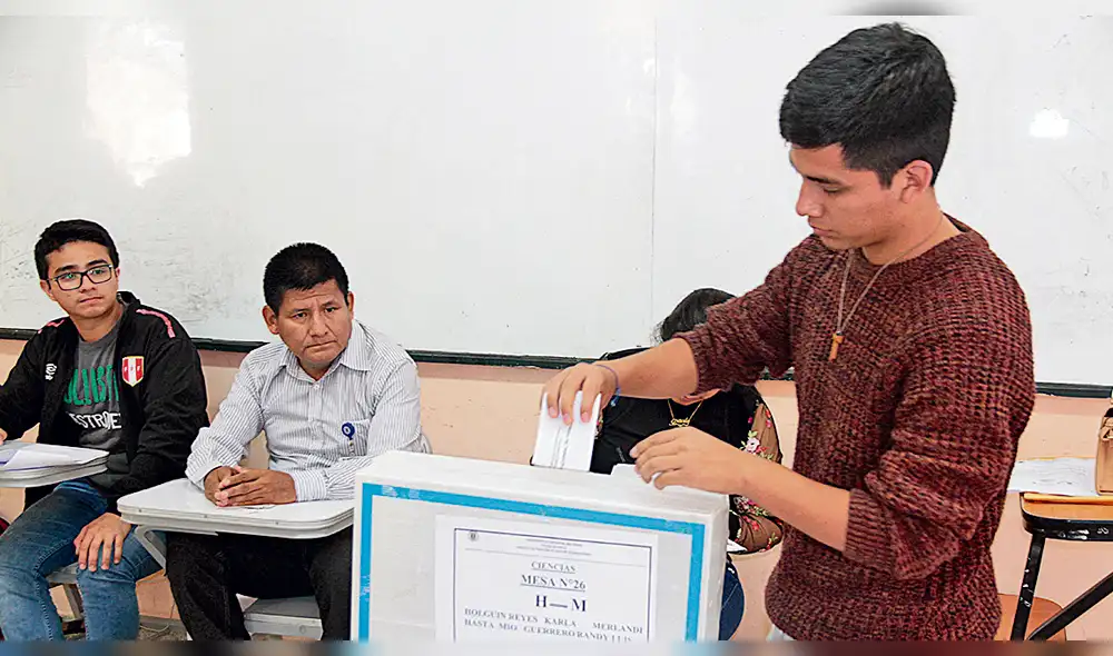 Votación. Casi 10 mil estudiantes acudieron a las urnas para elegir a la nueva autoridad universitaria. Votación. Casi 10 mil estudiantes acudieron a las urnas para elegir a la nueva autoridad universitaria.