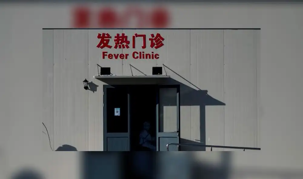 Una enfermera que usa un traje protector es vista en la Clínica Fever en el Centro Clínico Público de Shanghai. Foto: AFP.