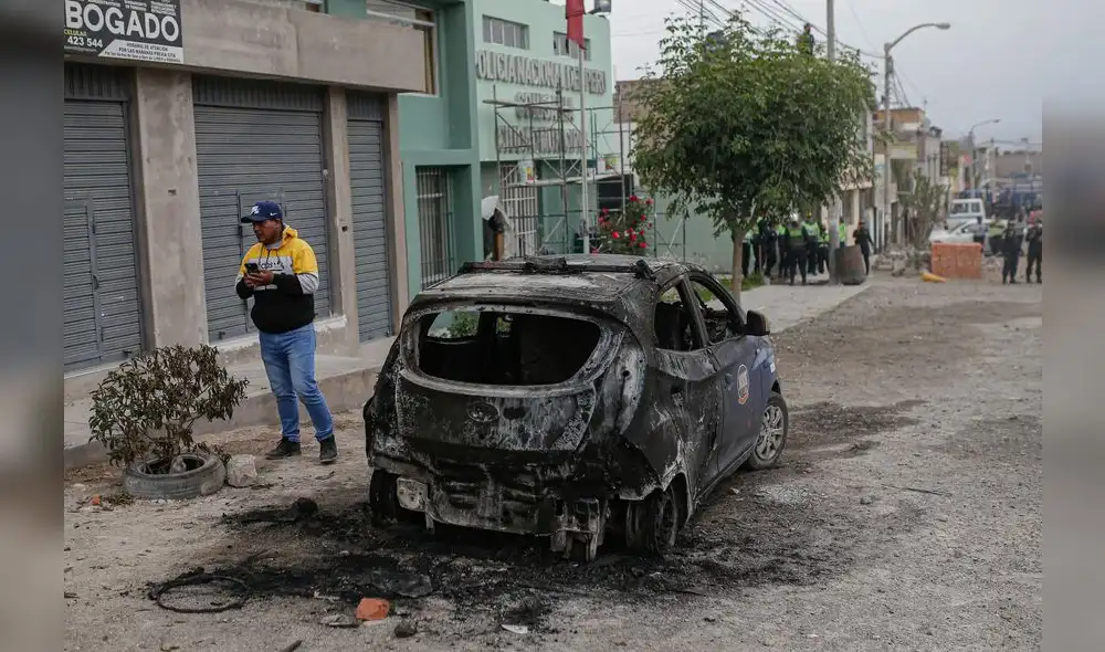 comisaría municipal de arequipa.  Un grupo de enardecidos manifestantes llegó a la comisaría de Ciudad Municipal para atacarla. Ahí cayó Manuel Arcana víctima de arma de fuego.