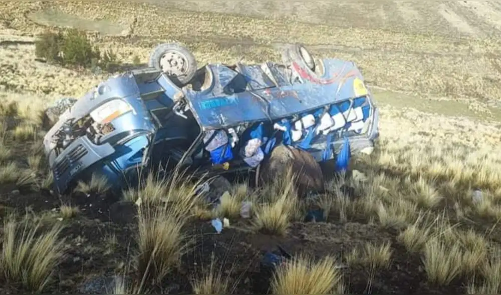 Bus se despistó y quedó recostado a varios metros de la vía. Foto: Radio San Sebastián Livitaca