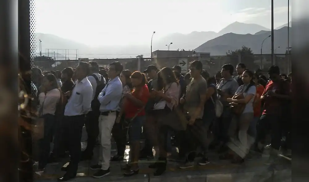 Metropolitano : Estación Naranjal colapsó tras eliminar cola de sentados [FOTOS]
