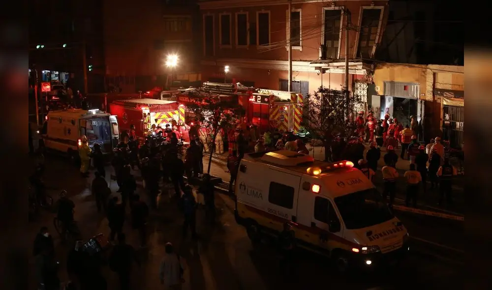 Bomberos intentan rescatar a albañil atrapado en derrumbe desde el día sábado / Fotos: John Reyes