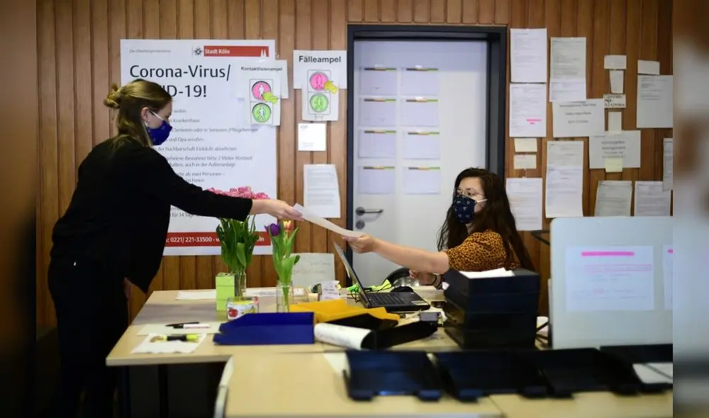 Picture taken on May 19, 2020 shows students of medicine working at a special department of the health office for containment scouts in Cologne, western Germany, amid the novel coronavirus COVID-19 pandemic. - A team of medical students pressed into service by Cologne's public health office are scrambling to cut off potential new chains of coronavirus infections by endlessly repeating the same questions. (Photo by Ina FASSBENDER / AFP) Picture taken on May 19, 2020 shows students of medicine working at a special department of the health office for containment scouts in Cologne, western Germany, amid the novel coronavirus COVID-19 pandemic. - A team of medical students pressed into service by Cologne's public health office are scrambling to cut off potential new chains of coronavirus infections by endlessly repeating the same questions. (Photo by Ina FASSBENDER / AFP)