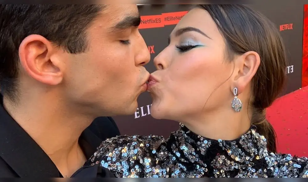 Danna Paola besa a actor de “Élite” en alfombra roja de la serie [VIDEO]