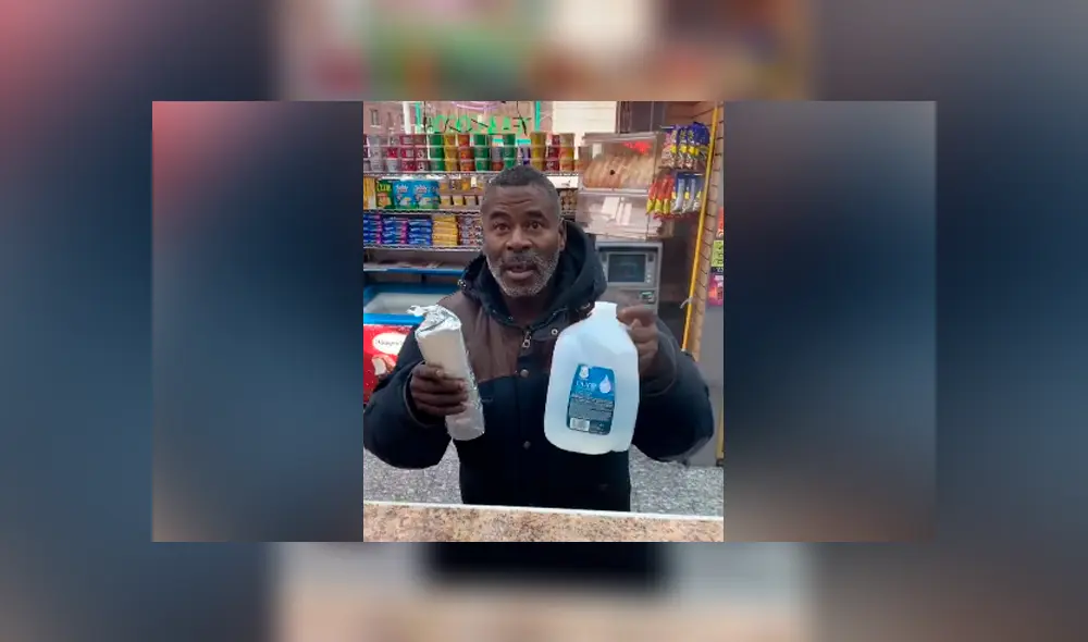El vagabundo se quedó mirando a un hombre que comía al interior de la tienda y el dueño del local que miró todo decidió ayudarlo. Foto: captura El vagabundo se quedó mirando a un hombre que comía al interior de la tienda y el dueño del local que miró todo decidió ayudarlo. Foto: captura