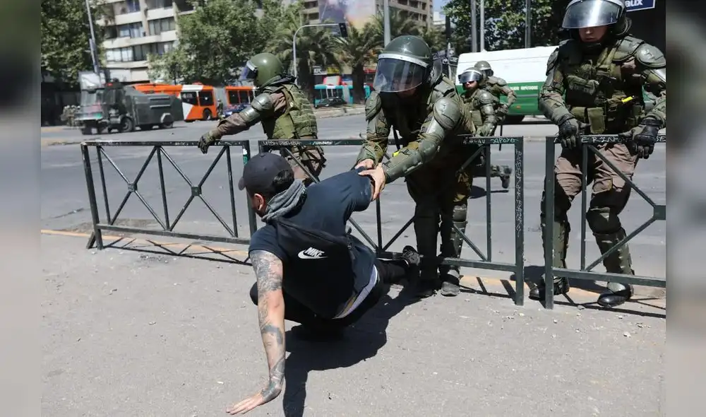 Las fotos que reflejan un Chile en crisis y colapsado por la violencia. Fotos: Jorge Cerdán Las fotos que reflejan un Chile en crisis y colapsado por la violencia. Fotos: Jorge Cerdán