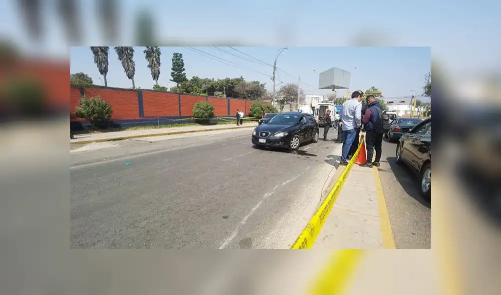 Robo del auto ocurrió frente al colegio Recoleta, donde los hampones dejaron una auto negro y un arma de fuego. (Foto: Grace Mora / La República) Robo del auto ocurrió frente al colegio Recoleta, donde los hampones dejaron una auto negro y un arma de fuego. (Foto: Grace Mora / La República)