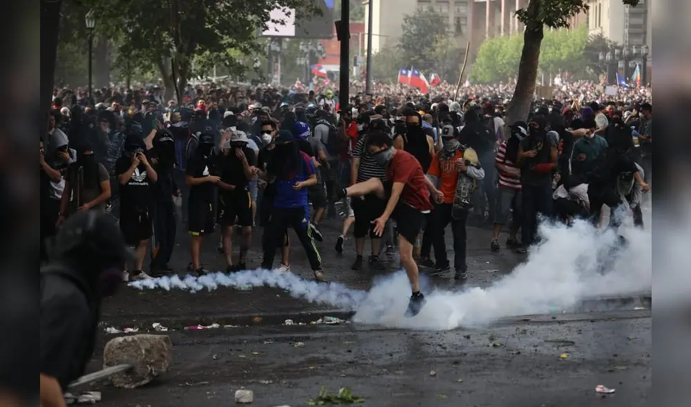 El estallido social altera la rutina de los chilenos. Foto: Jorge Cerdan.
