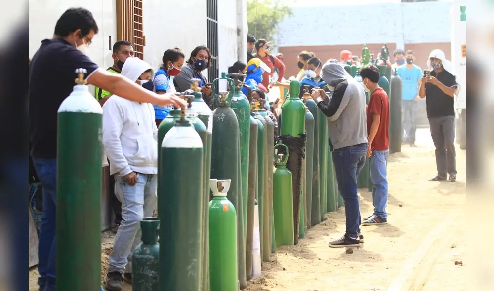 FAMILIARES DE PACIENTES CON CORONAVIRUS HACEN COLA CON BALONES DE OXIGENO EN DISTRIBUIDORA DE TRUJILLO.CUARENTENAESTADO DE EMERGENCIA.CORONAVIRUSAISLAMIENTO SOCIALCOVID-19ATENCION EN HOSPITALESPERSONAL DE SALUD