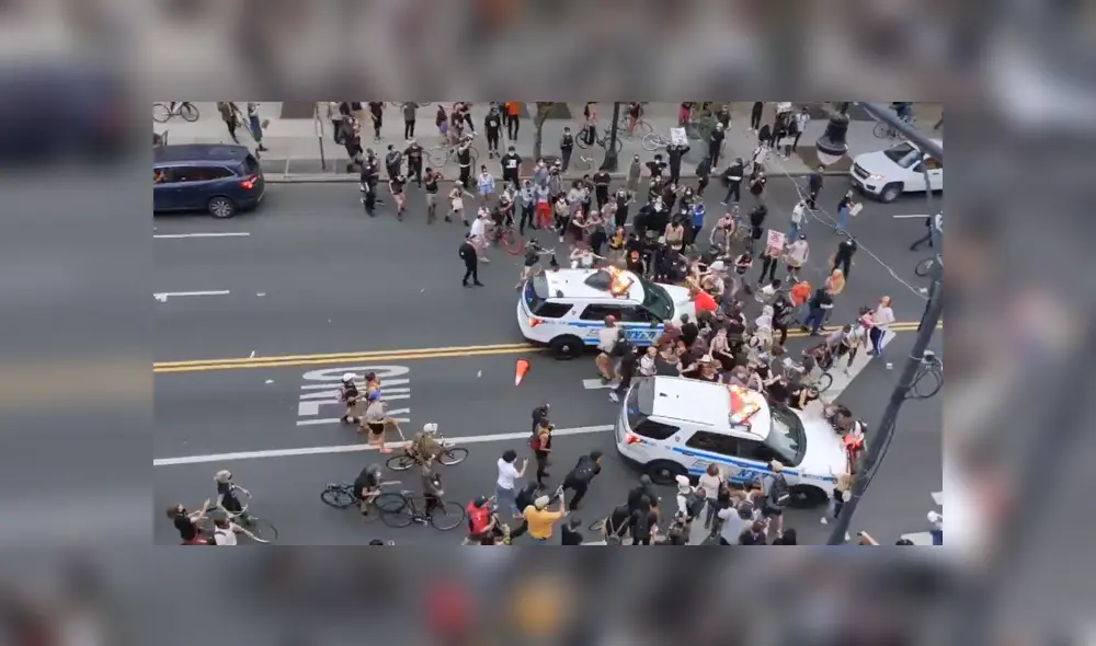 Manifestantes son arrollados por dos vehículos de la policía de Nueva York. | Foto: Twitter / @pgarapon Manifestantes son arrollados por dos vehículos de la policía de Nueva York. | Foto: Twitter / @pgarapon