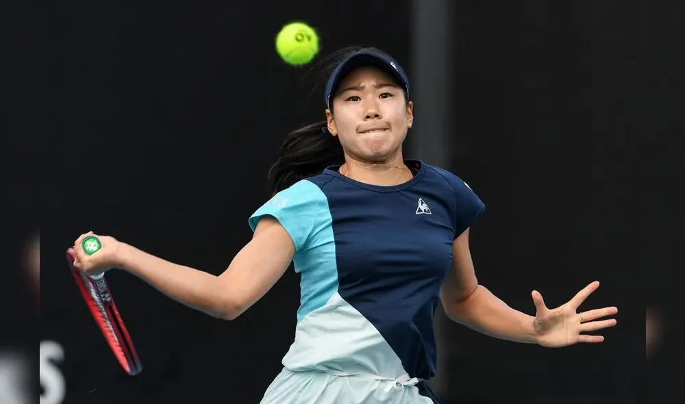 Japan's Nao Hibino hits a return against China's Shuai Peng during their women's singles match on day two of the Australian Open tennis tournament in Melbourne on January 21, 2020. (Photo by Greg Wood / AFP) / IMAGE RESTRICTED TO EDITORIAL USE - STRICTLY NO COMMERCIAL USE