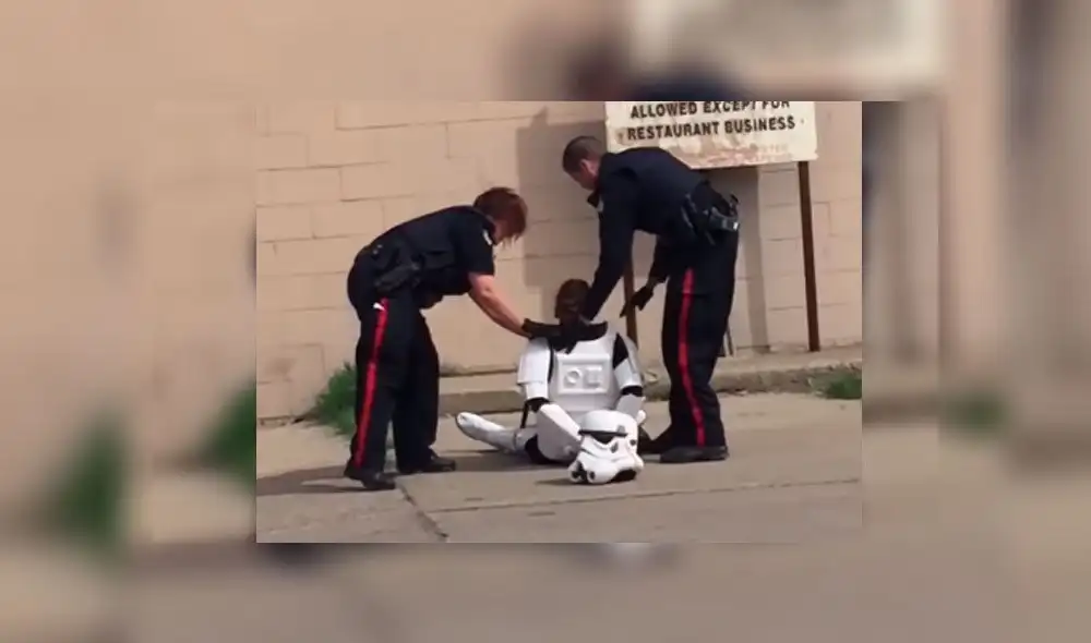 La joven fue liberada, luego que los agentes se hayan percatado que la pistola era de juguete. (Fuente: YouTube)