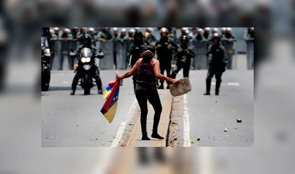 Una mujer en medio de una represión ejecutada por militares leales al régimen de Maduro. Foto: La Vanguardia. Una mujer en medio de una represión ejecutada por militares leales al régimen de Maduro. Foto: La Vanguardia.