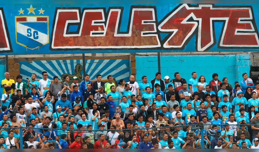 Phillip Butters minimiza al Extremo Celeste, barra de Sporting Cristal. Phillip Butters minimiza al Extremo Celeste, barra de Sporting Cristal.