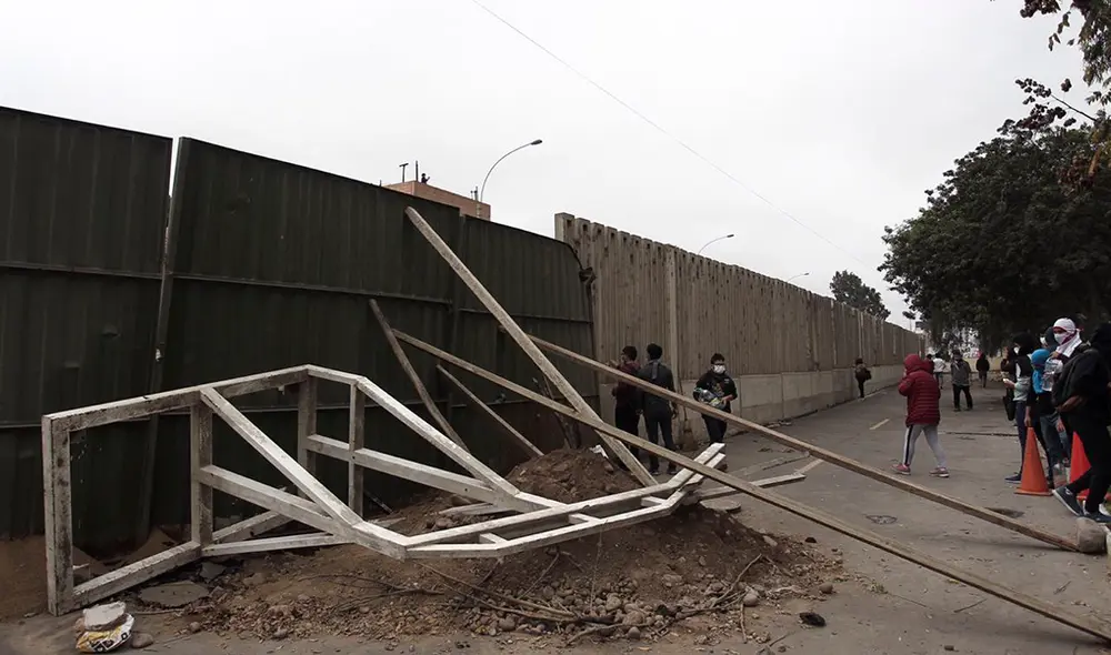 Alumnos de San Marcos formaron cadena humana para impedir el ingreso de los policías [FOTOS]