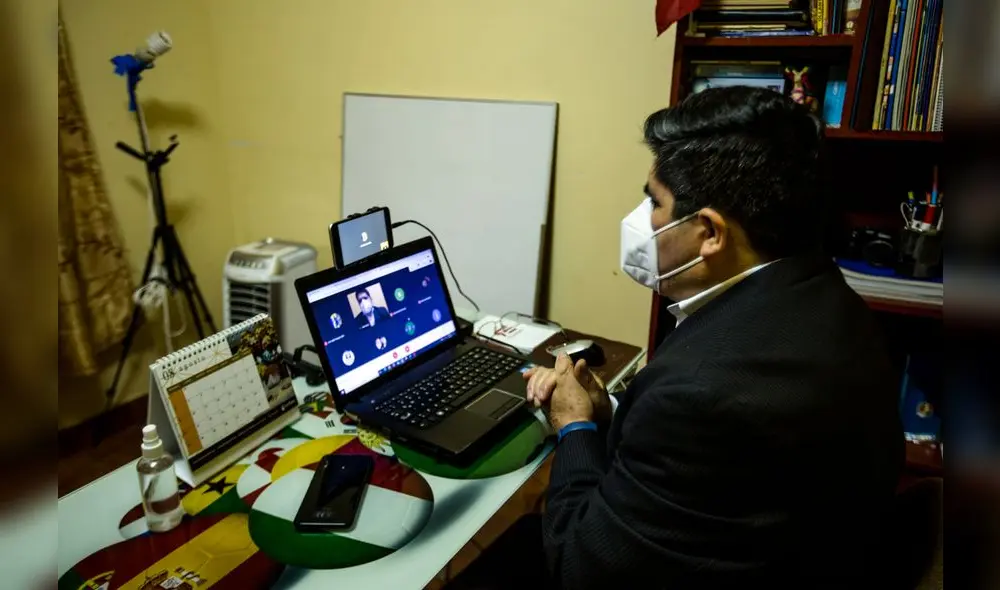 Helí Ocaña, decano del Colegio de Profesores, dictando clases a sus alumnos de sexto grado. Fotos: John Reyes. Helí Ocaña, decano del Colegio de Profesores, dictando clases a sus alumnos de sexto grado. Fotos: John Reyes.