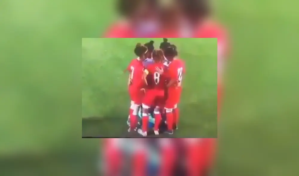 Las futbolistas vieron a su oponente en apuros y no dudaron en ayudarla. Foto: captura de video. Las futbolistas vieron a su oponente en apuros y no dudaron en ayudarla. Foto: captura de video.