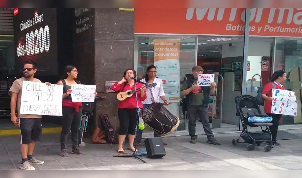 Residentes chilenos en Arequipa realizan plantón en respaldo a sus compatriotas Residentes chilenos en Arequipa realizan plantón en respaldo a sus compatriotas