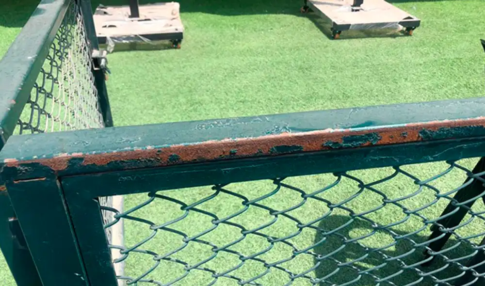 Con óxido y varias partes sin puntura, así lucen varios cercos de la sede. Crédito: ElPoli.pe Con óxido y varias partes sin puntura, así lucen varios cercos de la sede. Crédito: ElPoli.pe