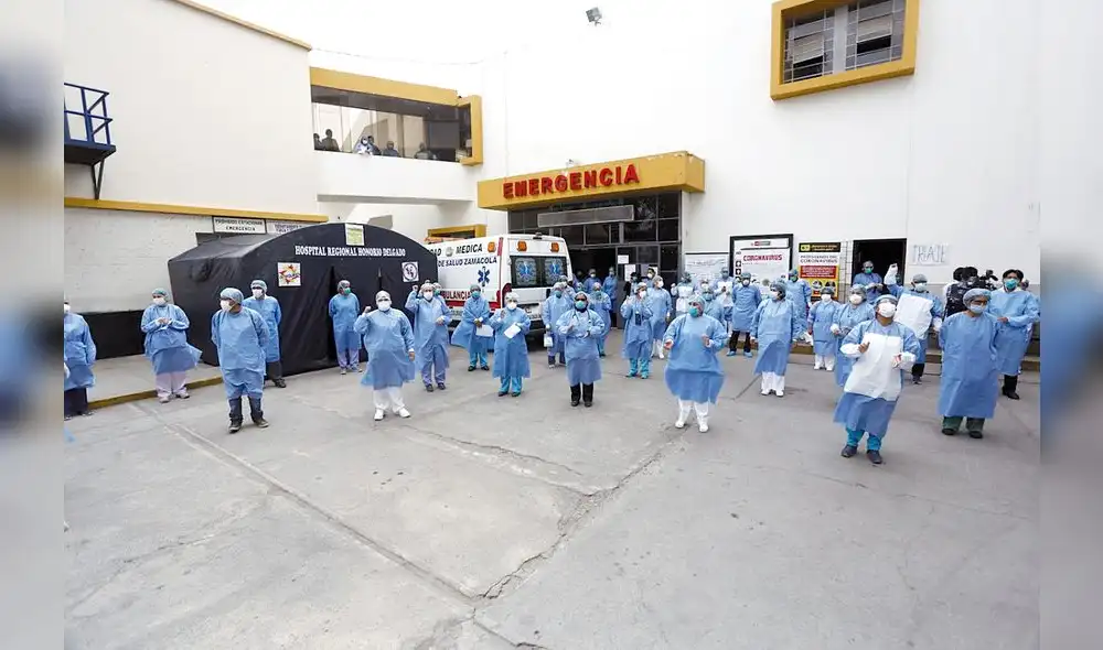 EN PRIMERA FILA. Médicos y enfermeras reclaman equipos de bioseguridad para no contagiarse con el virus. Algunos se retiraron de la función EN PRIMERA FILA. Médicos y enfermeras reclaman equipos de bioseguridad para no contagiarse con el virus. Algunos se retiraron de la función