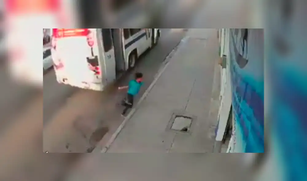 En Facebook, un joven bajó de un vehículo en movimiento y protagonizó un terrible accidente.