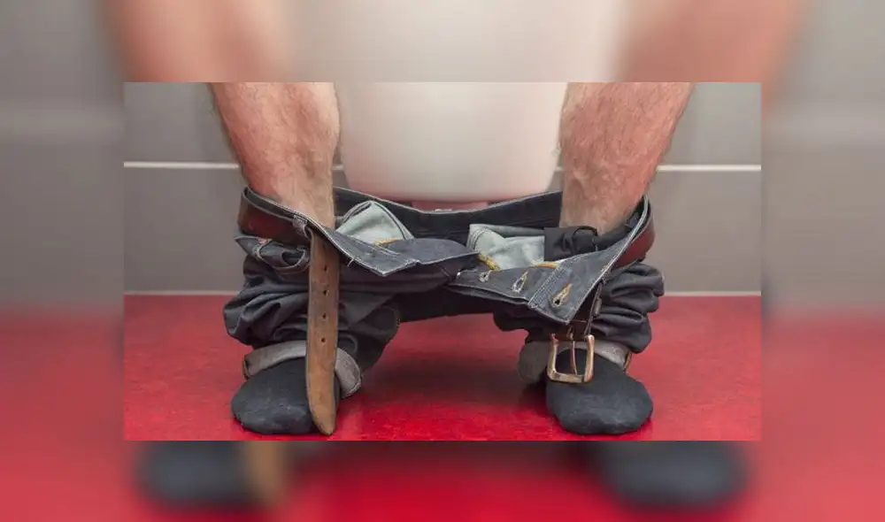 Estudios recomiendan a los hombres con problemas urinarios sentarse para miccionar. Foto: difusión.