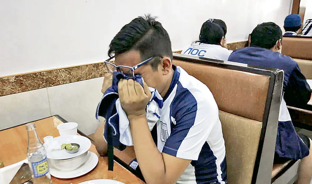 Tristeza. Hinchas vieron el partido cerca del Nacional. Foto: Félix Contreras/La República