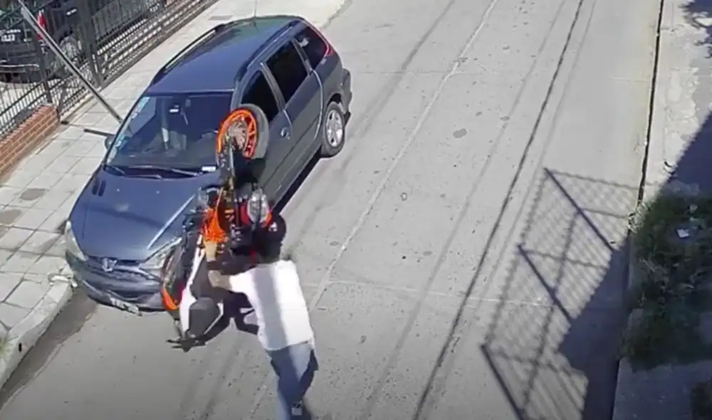 Luego de que se dio el accidente se descubrió que la moto era robada. Foto: captura Clarin. Luego de que se dio el accidente se descubrió que la moto era robada. Foto: captura Clarin.