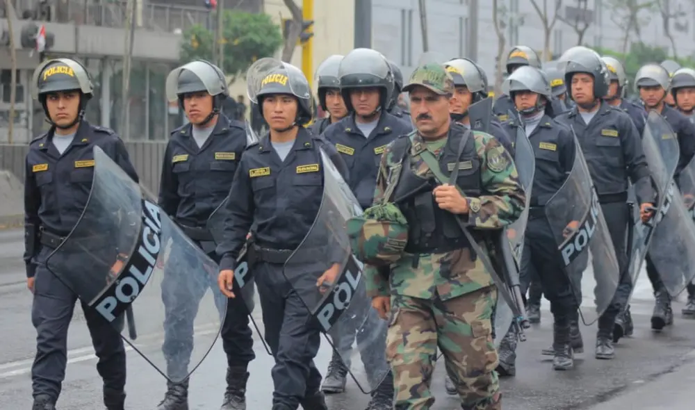 Excongresistas ingresaron al Parlamento en medio de reclamos de ciudadanos [FOTOS]