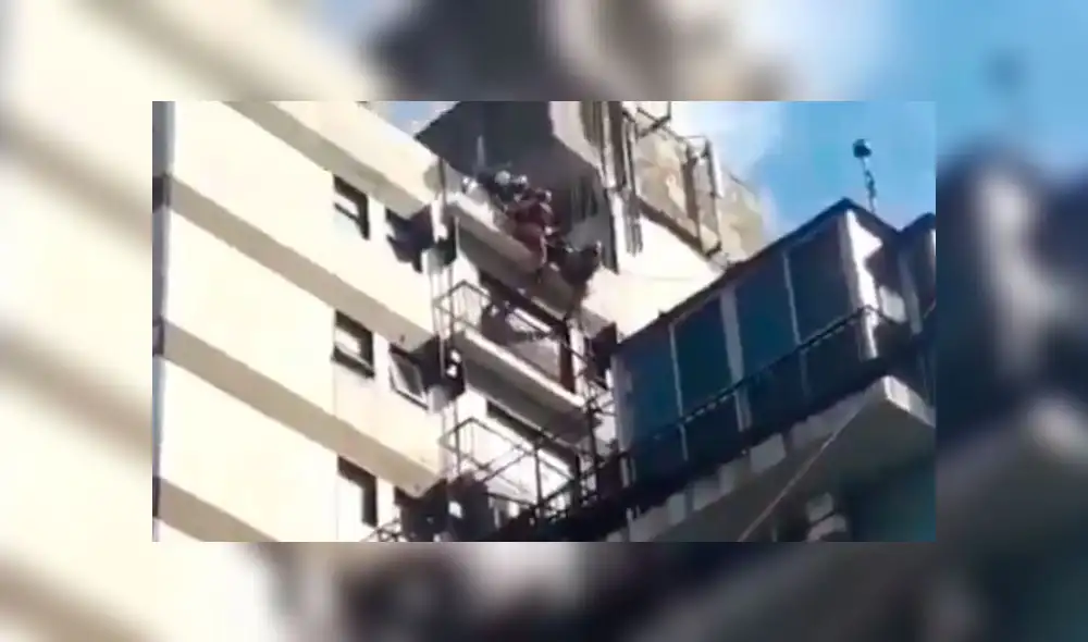 Hombre apuñala a mujer e intenta arrojarse desde la azotea de un edificio Hombre apuñala a mujer e intenta arrojarse desde la azotea de un edificio