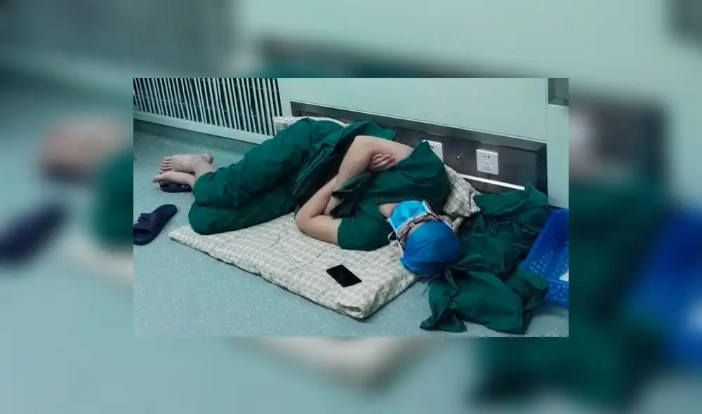 Twitter: médico se queda dormido en el piso tras 28 horas de trabajo sin interrupción [FOTOS]