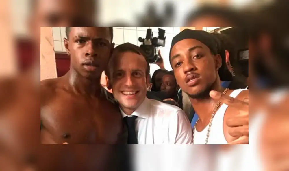 Francia: Macron es criticado por foto junto a joven que realiza gesto obsceno
