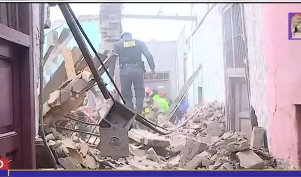 Los policías ayudaron a mover los escombros hasta la llegada de los bomberos. Foto: captura de Latina Los policías ayudaron a mover los escombros hasta la llegada de los bomberos. Foto: captura de Latina