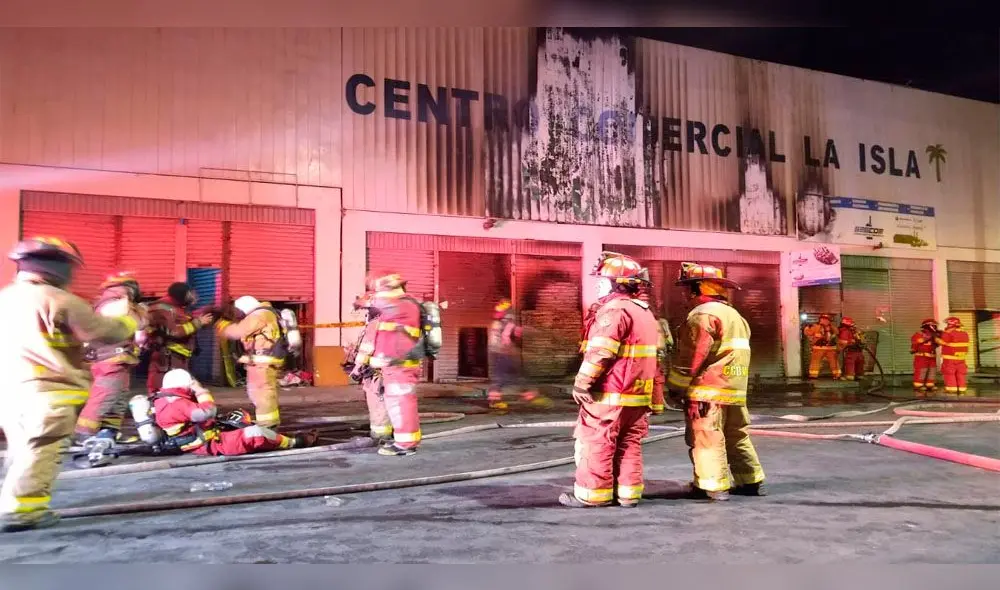Incendio en centro comercial La Isla.